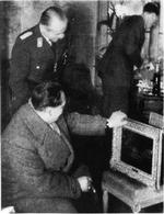 På dette arkvifoto får Hermann Göring (i forgrunden) serveret champagne, mens han besøger et galleri i Paris for at vælge billeder til Hitler under Anden Verdenskrig. 