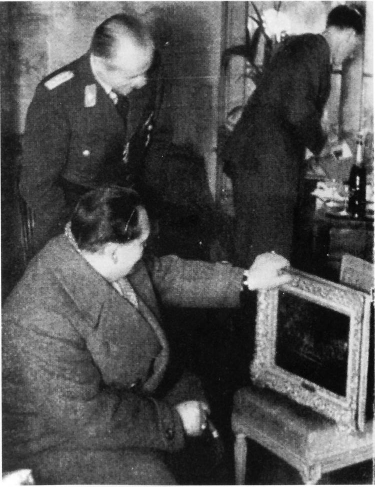 På dette arkvifoto får Hermann Göring (i forgrunden) serveret champagne, mens han besøger et galleri i Paris for at vælge billeder til Hitler under Anden Verdenskrig. 