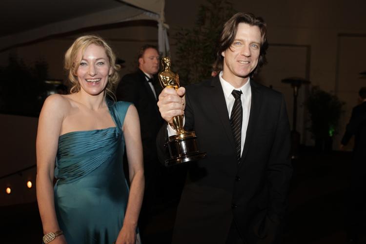 James Marsh ses her med sin Oscar-statuette og sin kone, Anne Mette Lundtofte. Nedenfor kan du læse hendes begivenhedsrige oplevelser fra Oscar-uddelingen og -festen. Arkivfoto. 