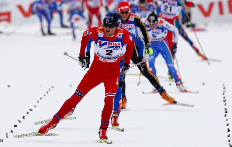 Favoritfeltet var samlet helt indtil opløbsstrækningen af de 50 kilometer, hvor Petter Northug (forrest) satte spurten ind. 