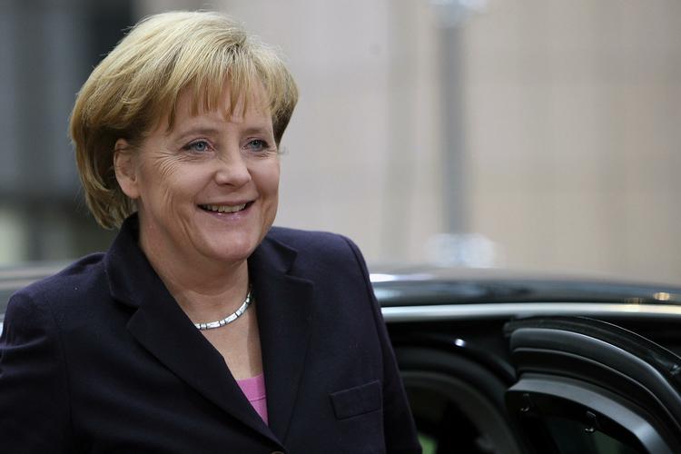 En smilende tysk kansler Merkel ankommer til dagens EU-topmøde i Bruxelles. 