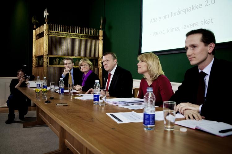 Dansk Folkepartis Kristian Thulesen Dahl og Pia Kjærsgaard, finansminister Lars Løkke Rasmussen (V), erhvervs- og økonomiminister Lene Espersen (K) og skatteminister Kristian Jensen ved fremlæggelsen af skattereformen. 
