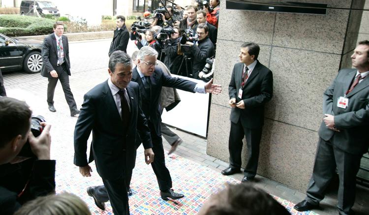 Statsminister Anders Fogh Rasmussen på vej til EU-topmødet i Bruxelles i dag. 