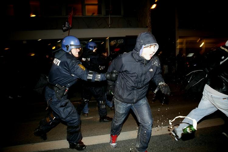 Der er opstået uroligheder ved Jagtvej på Nørrebro, efter en demonstration, der markerede toårsdagen for rydningen af Ungdomshuset. 
