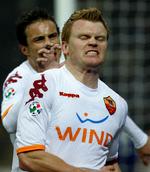 Romas nordmand Jon Arne Riise jubler efter at have scoret i kampen mod Inter. 