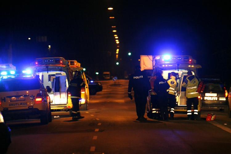 Politi og ambulancepersonale et rykket massivt ud efter skudopgør foran cafe på Amager. 