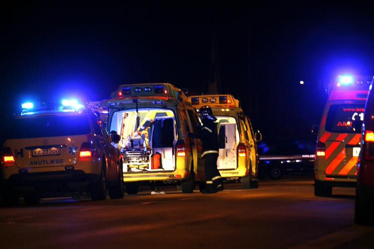 Fire personer blev kørt væk i ambulancer efter skuddrama på Amager, hvor en er blevet dræbt. 