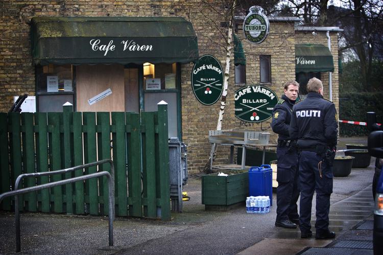 Natten til mandag fandt det seneste skudopgør i bandekrigen sted. Det skete, da en mand blev dræbt og tre såret på Café Våren på Amager. 
