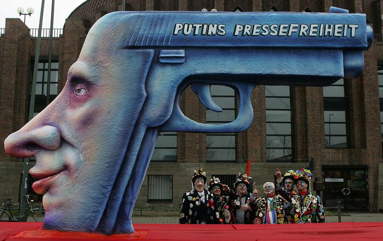 Dette arkivfoto er ikke fra Rusland, men fra en nylig tysk karnevalsfest. Premierminister Vladimir Putins parti har ikke svært ved at vinde russiske valg, men verden uden for Rusland er skeptisk. 