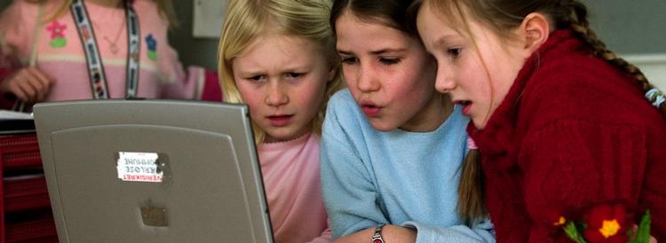 Når børnene går til fodbold, karate eller ridning, er forældrene typisk meget engageret i deres børns fritidsaktiviteter. Anderledes forholder det sig med børns online-aktiviteter. Dem er forældrene ikke nær så engageret i. Foto: Klaus Holsting 