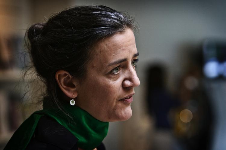 »Thorning og Løkke vil efter valget begge bejle til de radikale. Vestager kan roligt sætte en radikal pris. Og stå fast«. 