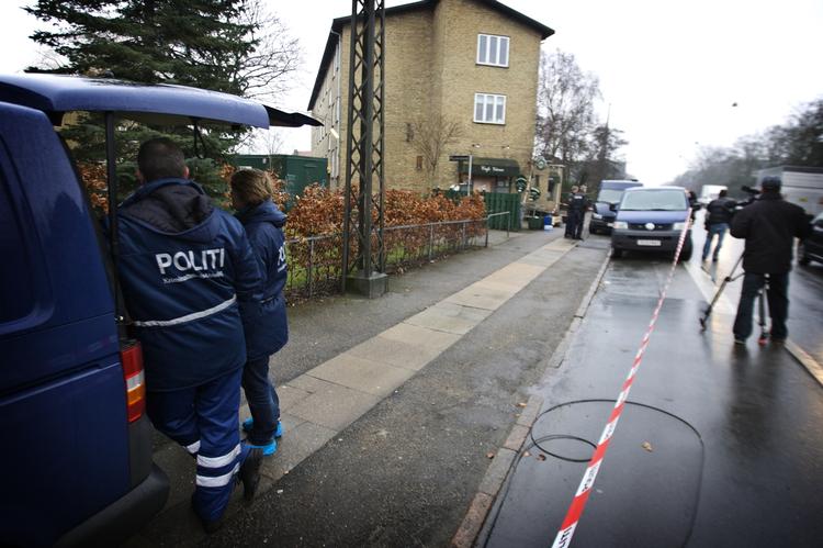 Politiet har afspærret området omkring cafe Vaaren på Backersvej på Amager. Her blev en person i nat dræbt af skud, mens tre andre personer blev såret. 
