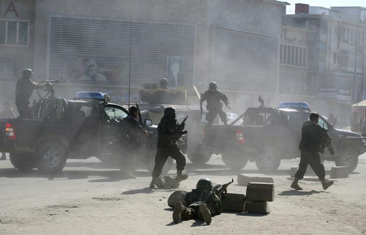 Afghanske sikkerhedsstyrker kæmper foran Justitsministeriet efter en serie Taleban-angreb i Kabul. 