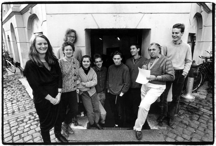 Forfatterskolens første hold, 1987: Anne-Mette Riis Rasmussen, Solvej Balle, Sanne Bjerg, Kirsten Møller Hansen, Christian Yde Frostholm, Lukas Moodysson, Christian Bundegaard, rektor Poul Borum og Lars Lønstrup Jacobsen. Arkivfoto:Morten Langkilde 