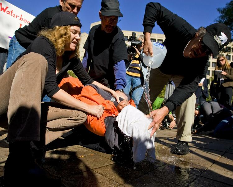 Amerikanske demonstranter har gentagne gange protesteret over behandlingen af fangerne på Guantanamobasen. Her foran det amerikanske justitsministerium i Washington. (arkivfoto) 