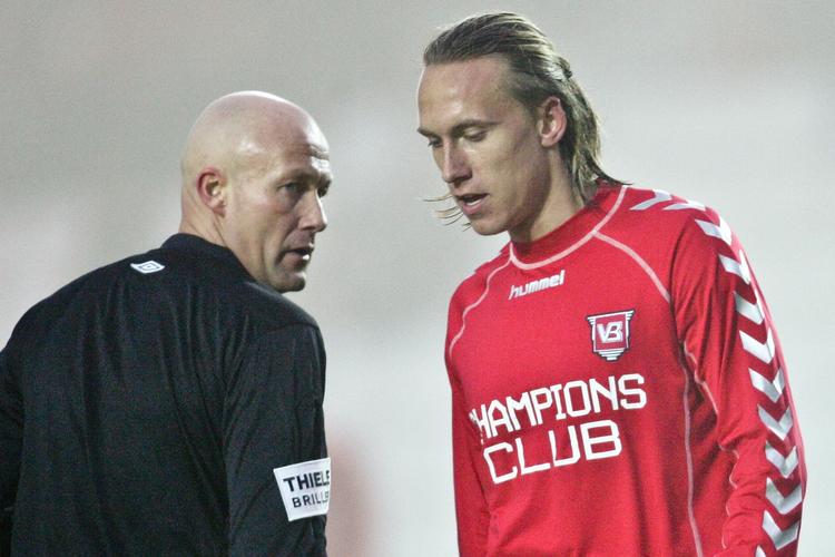 Dommer Emil Laursen (tv.), i aktion på stadion i Vejle, hvor han søndag blev kaldt nazidommer af en gruppe tilskuere. Foto: Jesper Nørgaard Sørensen/Polfoto 