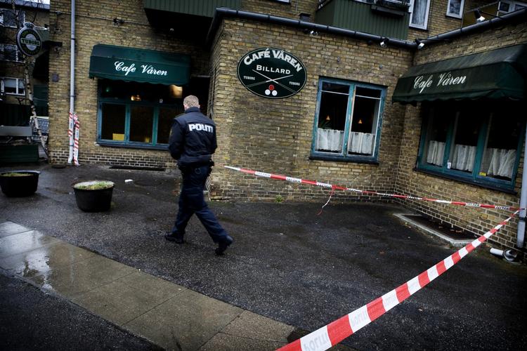 Politiet ved det seneste drabssted i bandekrigen, værtshuset Våren på Backersvej på Amager. 