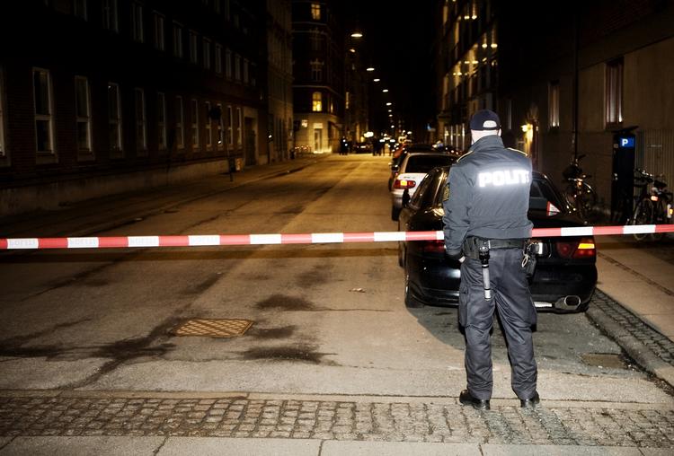 Betjente foran en afspærring ind til Blågårds Plads, hvor kriminelle bander ikke tillader madleverancer til svagelige ældre. 