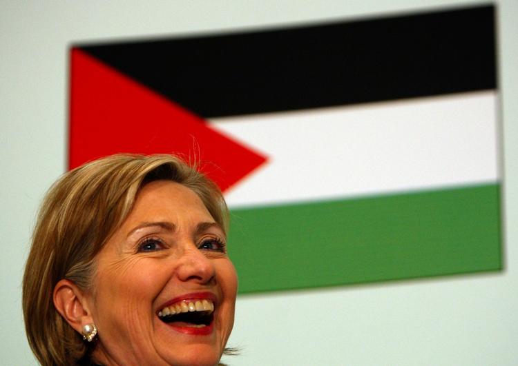 Den danske udenrigsminister har på donorkonferencen i Egypten talt kort med sin amerikanske kollega Hillary Clinton. 