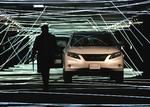En mand passerer Toyotas luksusmodel Lexus RX350 på Lexus RX Museum i Tokyo i januar. 