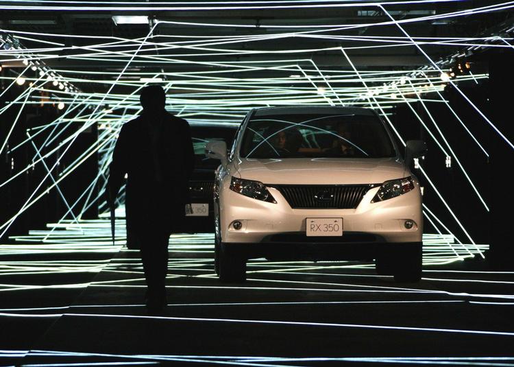 En mand passerer Toyotas luksusmodel Lexus RX350 på Lexus RX Museum i Tokyo i januar. 