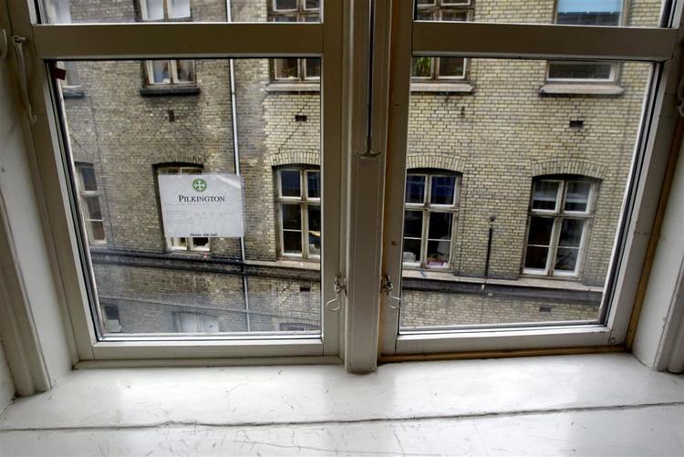Hæld Nanocover på glasset, og det bliver ikke snavset, lyder det. Men det aktive stof kan skade menneskehud, advarer professor, og midlet trækkes nu tilbage. 