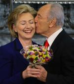 Den israelske præsident, Shimon Peres, giver USA's udenrigsminister Hillary Clinton et kys på kinden til mødet under hendes første officielle besøg i Peres' præsidentbolig i Jerusalem. 