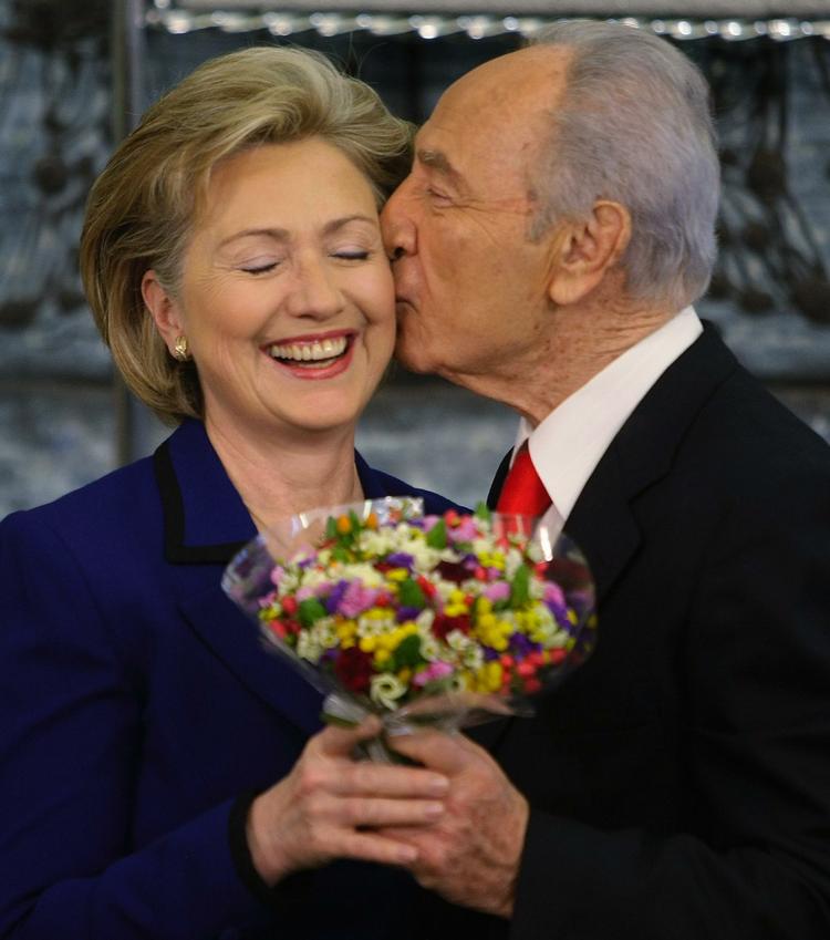 Den israelske præsident, Shimon Peres, giver USA's udenrigsminister Hillary Clinton et kys på kinden til mødet under hendes første officielle besøg i Peres' præsidentbolig i Jerusalem. 