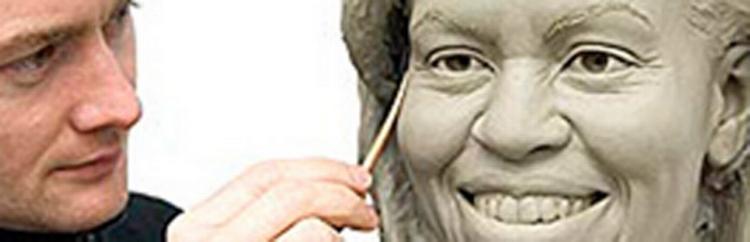 Madame Tussaud's-skulptør Colin Jackson er i færd med at lægge sidste hånd på Michelle Obamas voksfigur. Figuren vil blive afsløret på museet i Washington i denne måned. Foto fra Madame Tussaud's hjemmeside 