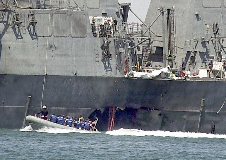 Det amerikanske krigssskib US Cole blev angrebet uden i Yemen i 2000. 17 amerikanske soldater blev dræbt. 
