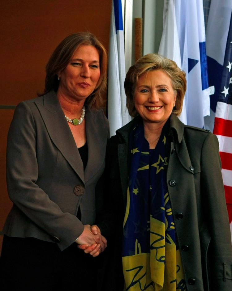 Hillary Clinton er på besøg i Israel, hvor hun har planlagt møder med flere israelske ledere. Her til et pressemøde med afgående udenrigsminister, Tzipi Livni. 