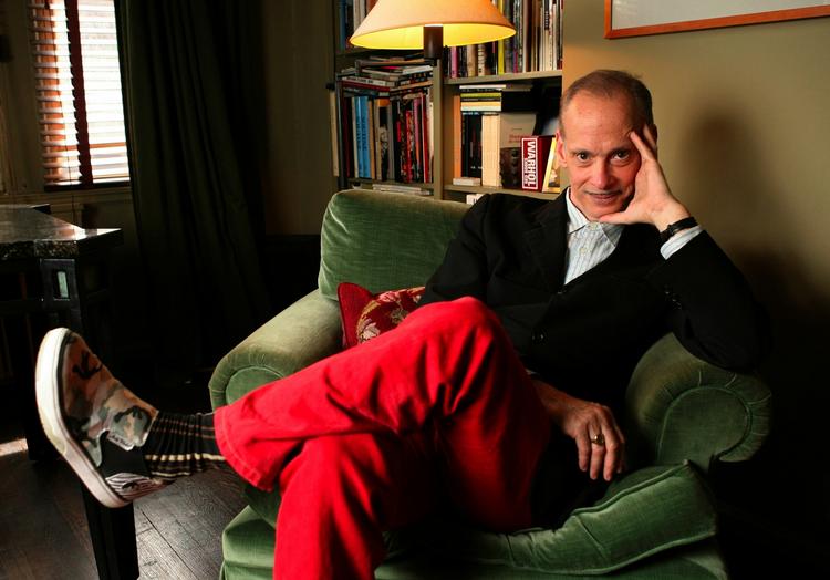 »Jeg er blevet en insider, hvor jeg før var en outsider«, siger John Waters ærgerligt. 