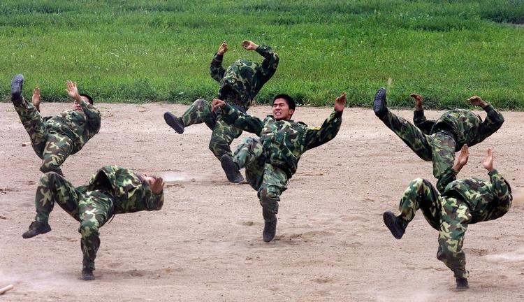 Kinesiske soldater viser hvad de kan på deres base i Tianjin i udkanten af hovedstaden Beijing. (Arkivfoto) 
