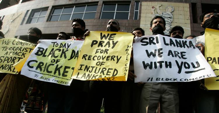 Indiske cricket-entusiaster viser deres støtte til de angrebne srilankanske spillere. 