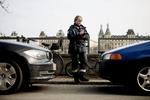 En skatteborger i Gentofte blæser på de p-bøder, han har fået. Her ses en parkeringsvagt på Nørrebro. (Arkivfoto) 