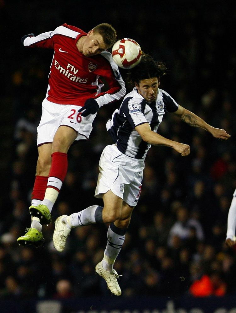 Bendtner i en hovedstøds duel med West Bromwichs slovbenske midtbanespiller Robert Koren. 