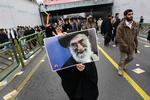 Iran kunne 10. februar fejre 30 års dagen for den islamiske revolution, som afsatte shahen. Her bærer en kvinde et billede af landets åndelige leder ayatollah Ali Khamenei. 