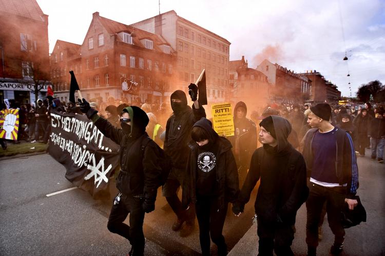 »Hvis aktivister og gadegøglere mener noget med sloganet ’Reclaim the Streets’ kan de begynde med Blågårdsgade« 