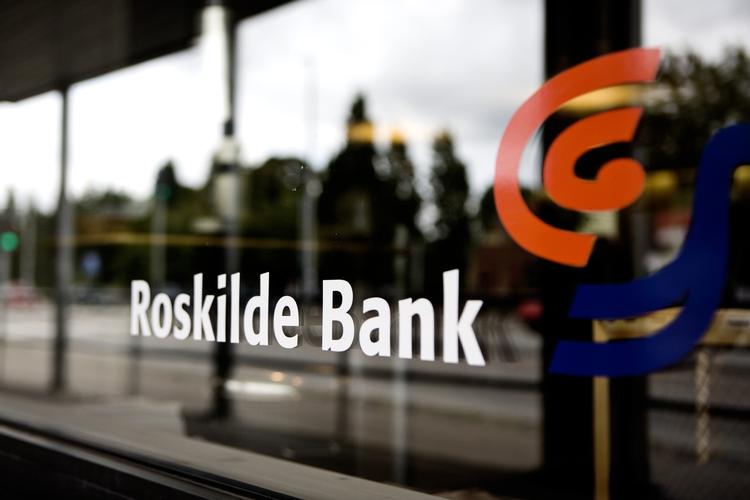 Roskilde Bank har overtaget en del ejendomme, som banken vil vente med at sælge, til priserne igen er gunstige. 