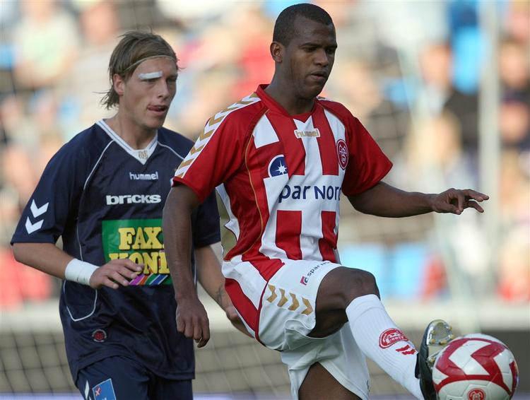 Michael Lumb (til venstre) i nærkamp med AaB's Caca. Onsdag skal den 21-årige AGF'er opereres. Arkivfoto. 