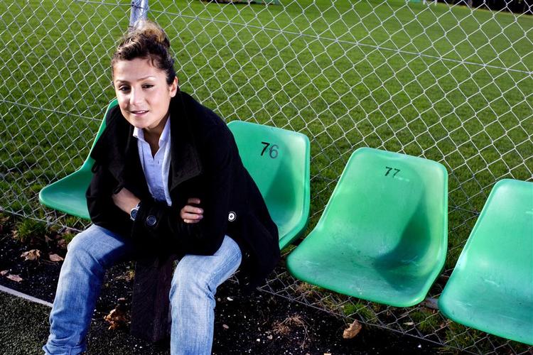 20-årige Nadia Nadim er Danmarks største kvindefodboldtalent, men hun må ikke spille på landsholdet. 