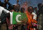 Vrede indere brænder Pakistans flag af i protest mod attentaten mod det srilankanske cricketlandshold i Pakistan i går. 