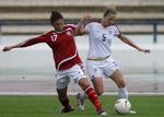 Nadia Nadim (til venstre) i nærkamp med en amerikaner. 
