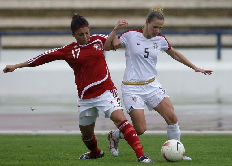 Nadia Nadim (til venstre) i nærkamp med en amerikaner. 