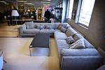 Denne monstrøse hjørnesofa er en af effekterne fra IT Factory-auktionen. 