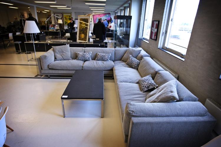 Denne monstrøse hjørnesofa er en af effekterne fra IT Factory-auktionen. 