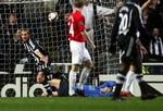 Edwin van der Saar (liggende) kan takke sig selv for, at Peter Løvenkrands fik muligheden for at score til 1-0 for Newcastle. 