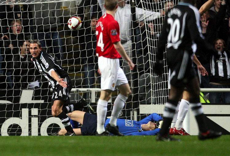 Edwin van der Saar (liggende) kan takke sig selv for, at Peter Løvenkrands fik muligheden for at score til 1-0 for Newcastle. 