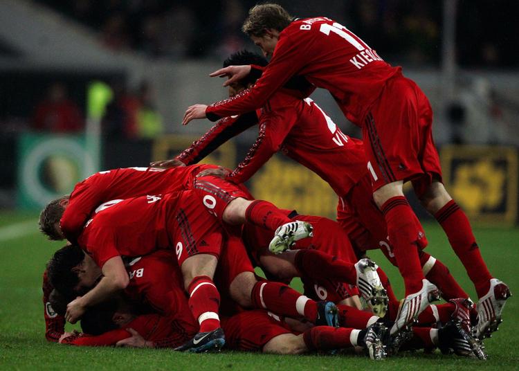 Så glade var Bayer Leverkusen for at score i pokalkvartfinalen mod Bayern München. 
