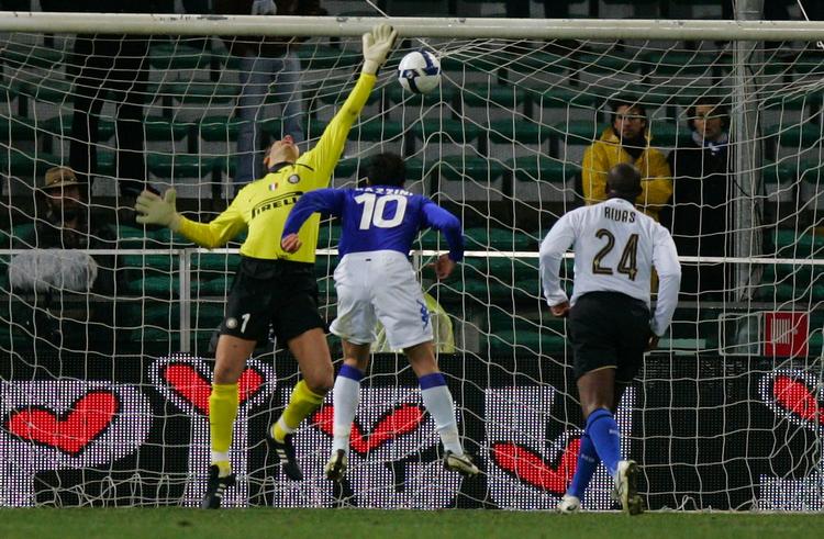 Inters målmand Francesco Toldo spræller forgæves, da Giampaolo Pazzini udplacerer ham på Luigi Ferraris i Genoa. 